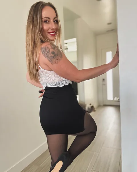 First post here - Happy Saturday 🖤 [f] 