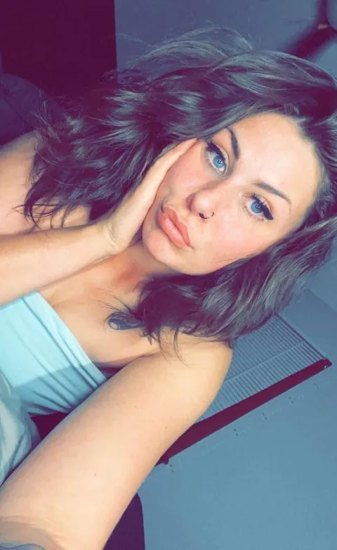 Tell me honestly, does my mom bod give you a boner? 🧐➡️ F25