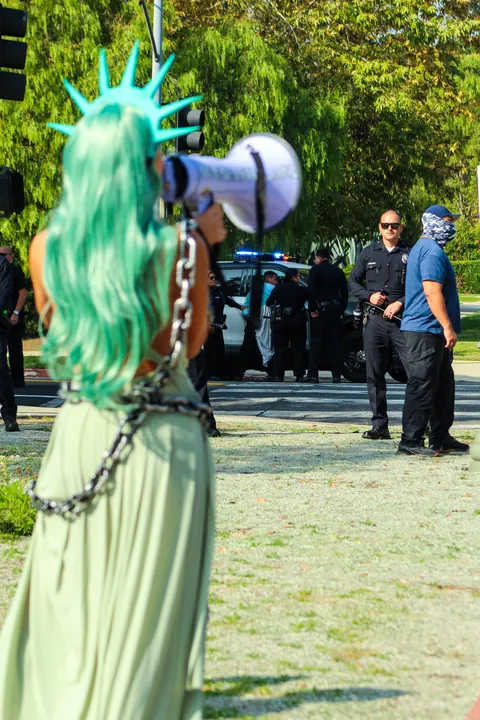 protest outside the LA mayor’s house criticized her compliance with ICE; LAPD came in droves [OC]