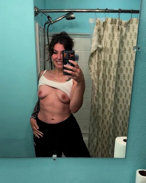 Born in 1999, 1 kid... Am I still hot? 🫣➡️ F27