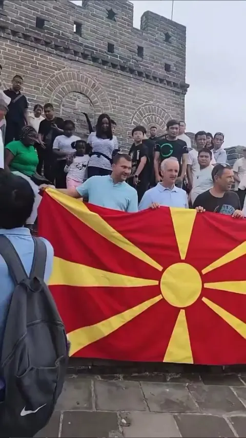 Macedonian tourists in China forced to put down their flag when it was mistaken for Imperial Japan Rising Sun flag