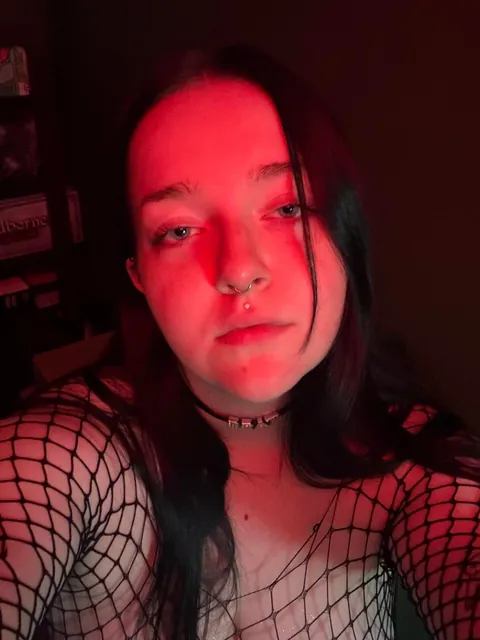 Swipe if you like chubby goth brats 🤭