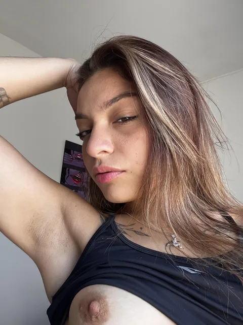 Describe my armpit with 1 emoji and then you suck it after the gym