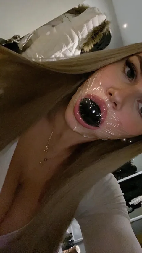 Gagged bimbo is a good bimbo