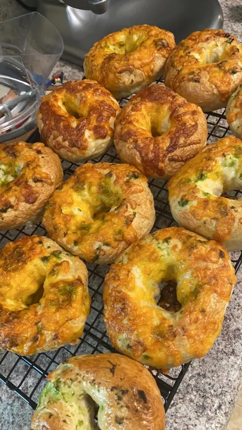 [homemade] jalapeño cheddar bagels