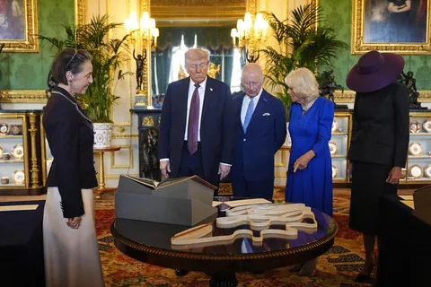PsBattle: Melania Trump with the Royals