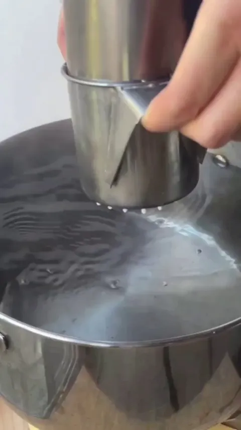 Making fresh rice vermicelli