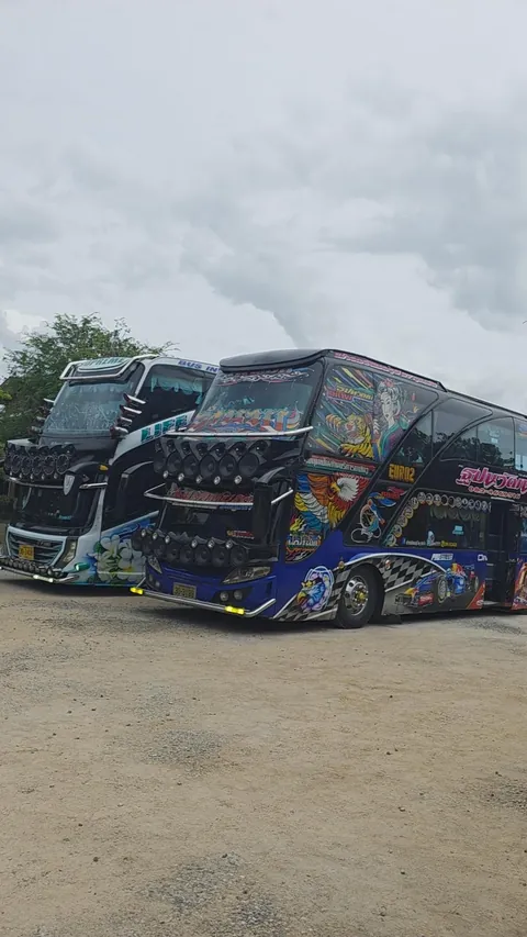 What's the deal with these bus loads of Thais?