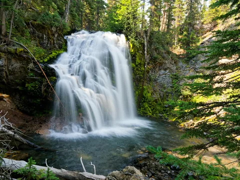 Waterfall in Central Oregon. [OC][4000x3000]