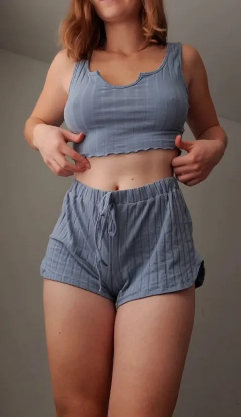 Small perky buns under my comfies <3