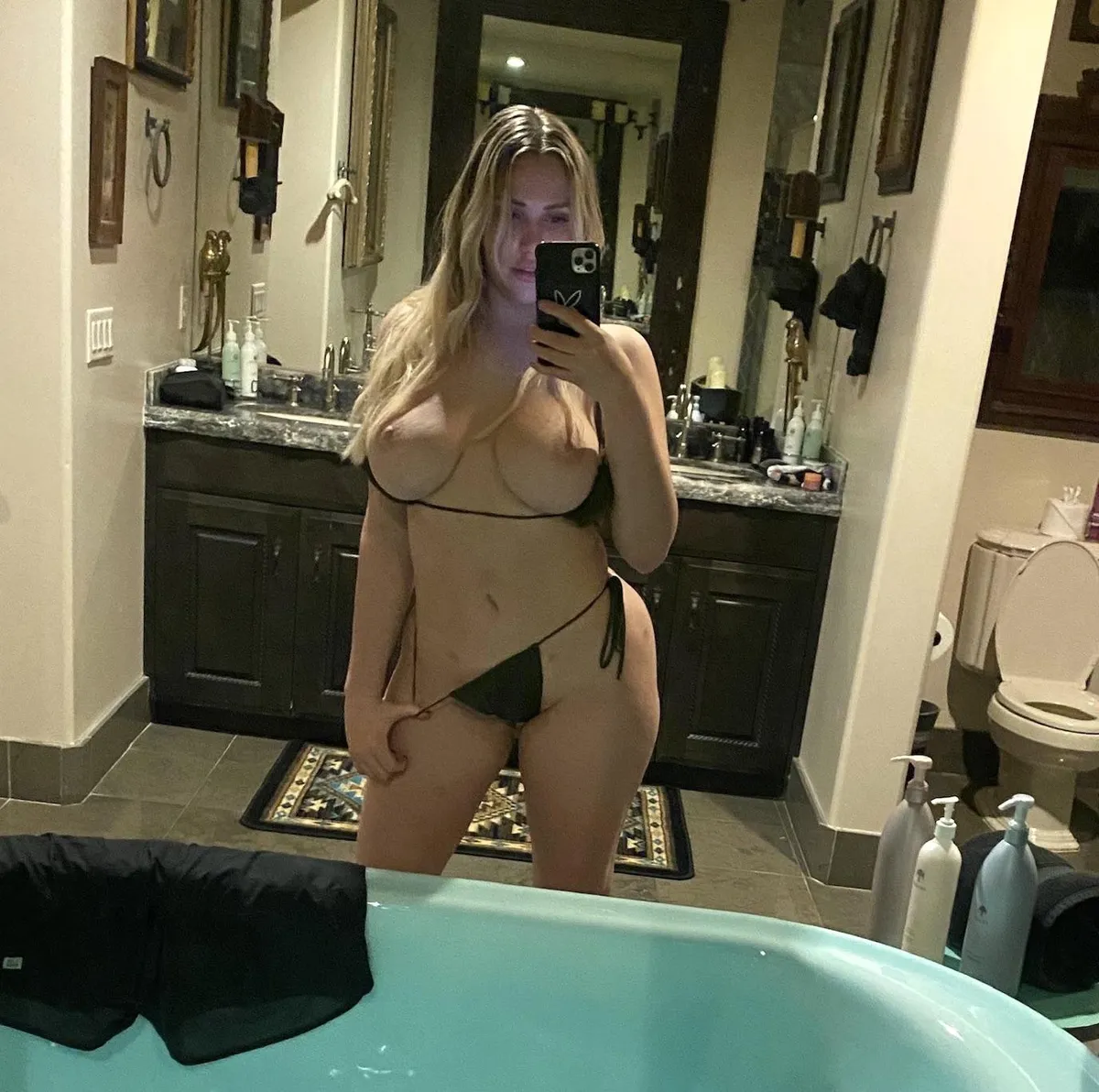 Mia | Bathroom selfie