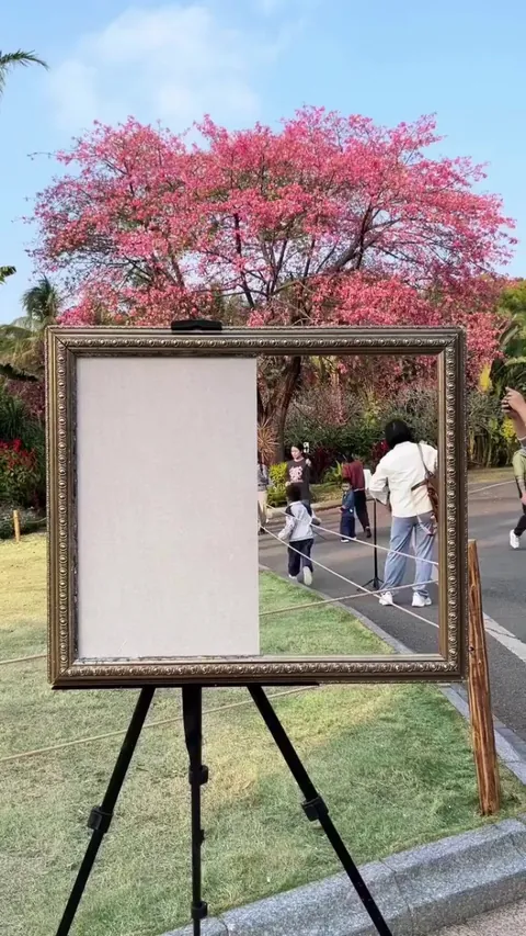 This guy made the Painting just as the real scenery that it's truly hard to differentiate which one is real