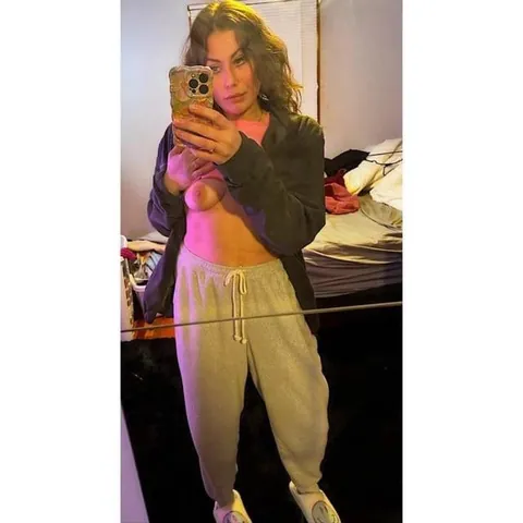 Tell me honestly, does my mom bod give you a boner? 🧐➡️ F25