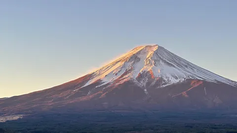 Mount Fuji bathing in the morning sun [OC][3877x2180]