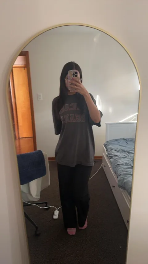 swipe 👉🏼 to see what's under my work clothing. i know you want to, just do it ;) (F)