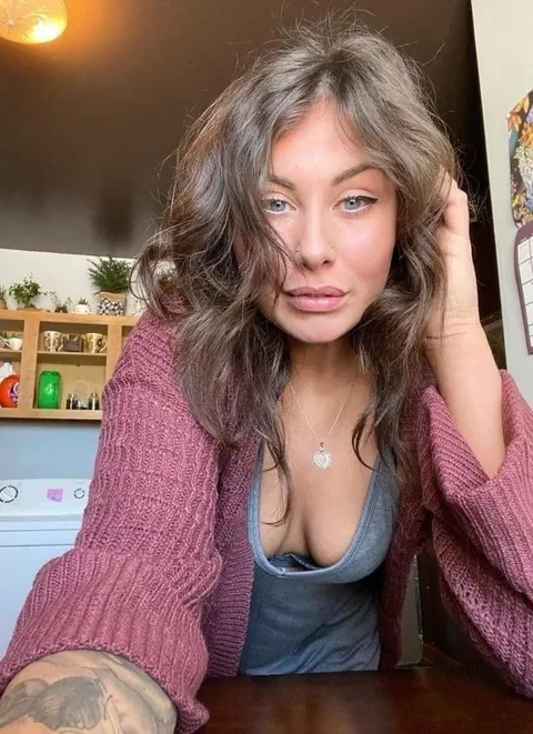 Born in 1999, 1 kid... Am I still hot? 🫣➡️ F27