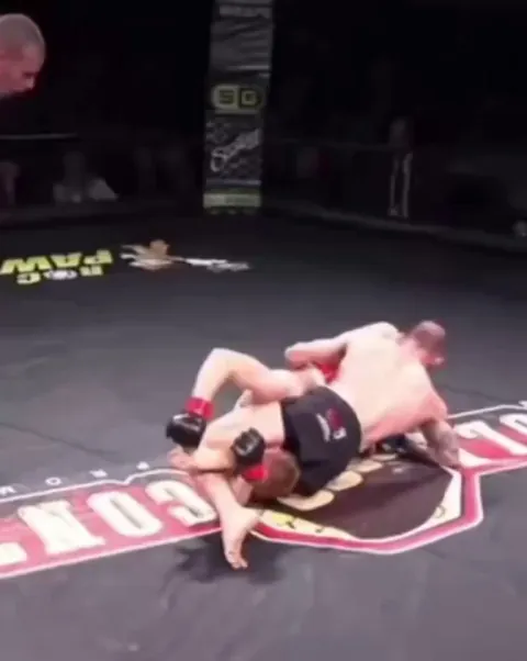 Fighter tries to escape from his opponent by ticking his feet
