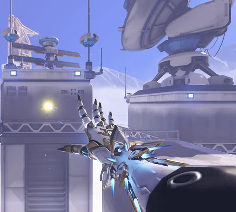 Lifeweaver's Legendary tier skins weapon vs. his Mythic skin weapon. This is not ok for a Mythic skin imo.