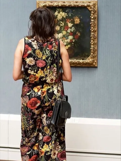 Photographer captures museum visitors who match the artwork on display.