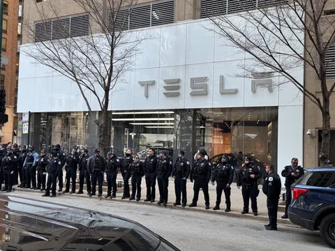 Chicago police department out in force protecting Tesla dealership