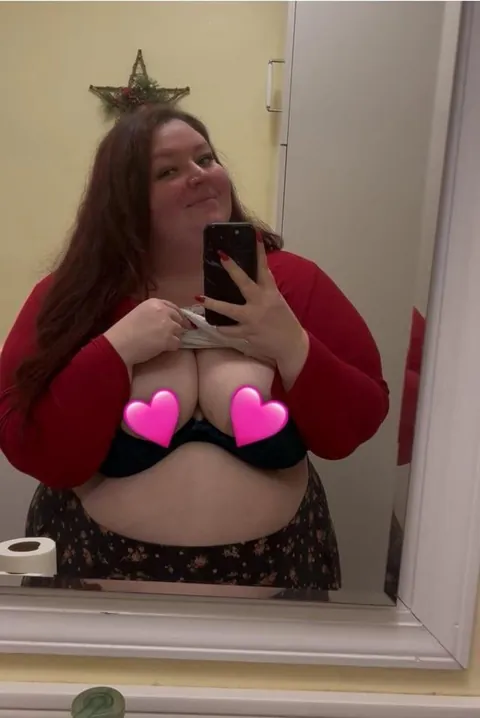 I snuck away from family dinner to flash you 🥰