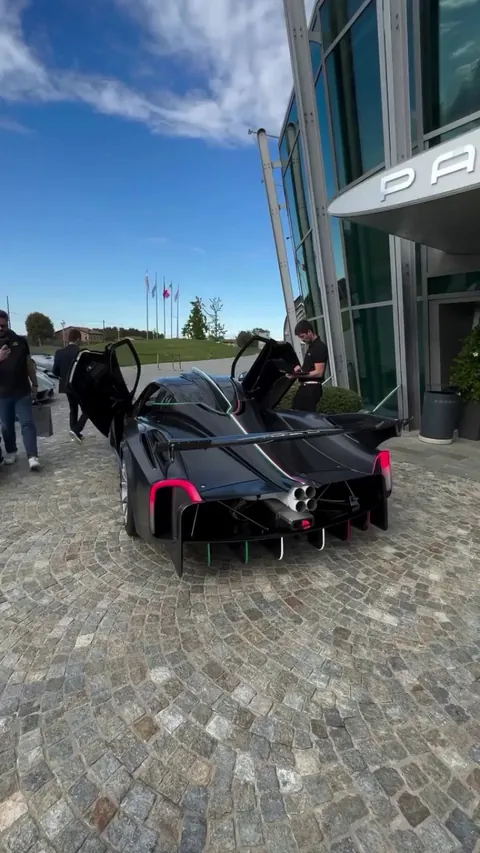 Pagani Huayra R deafening startup.