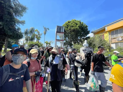 Thousands of Taiwanese Packed Trains to Help After Floods — Told ‘You’re Supermen,Pay Us Later’ [OC]