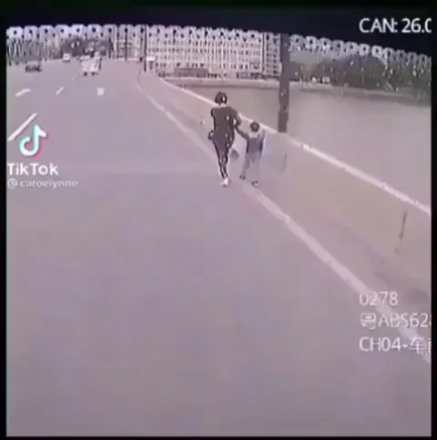 Bus driver prevents woman from jumping off bridge while holding her child