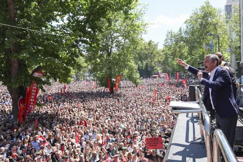 In Ankara, thousands took to the streets in support of ousted opposition leader Özgür Özel