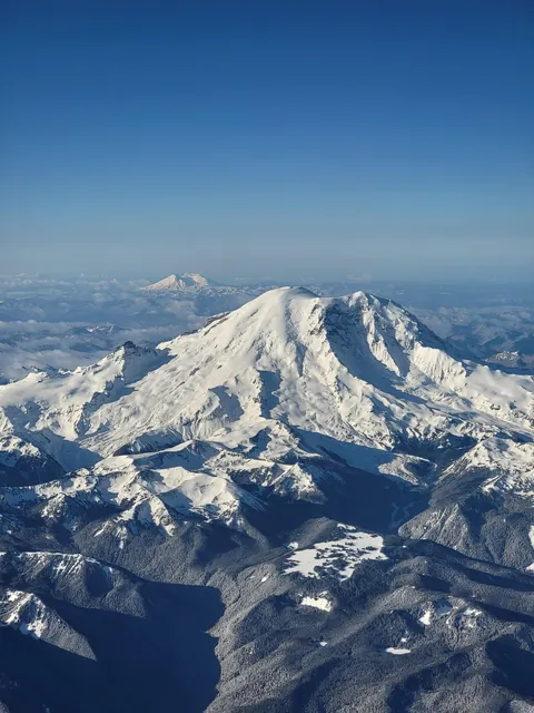 [OC] My window seat also came with a view of Mt. Rainier today