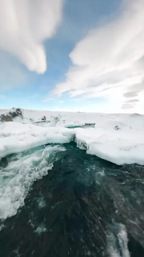 🔥The contrast between the icy waters and the sky is stunning.