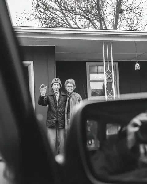 A WOMAN SPENT 27 YEARS PHOTOGRAPHING HER PARENTS WAVING HER GOODBYE 