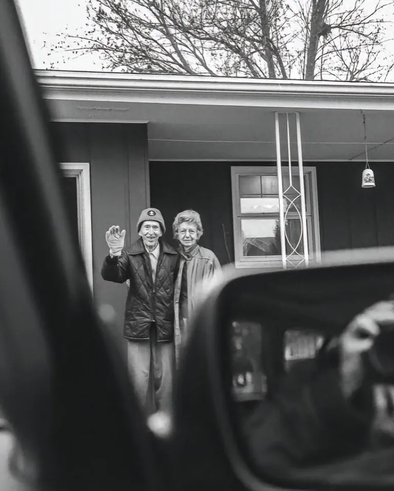 A WOMAN SPENT 27 YEARS PHOTOGRAPHING HER PARENTS WAVING HER GOODBYE 