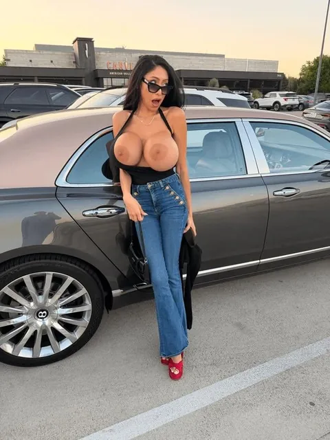 Just a few pics of one of the most beautiful females on this planet. Say hello and be kind!