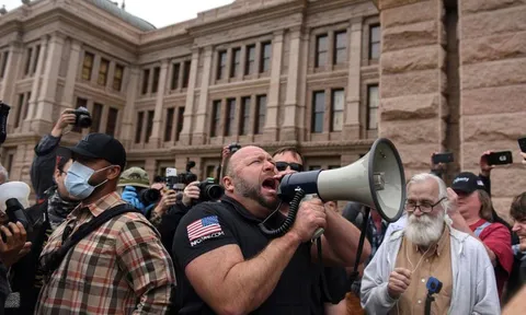 PsBattle: Alex Jones protesting shelter-in-place orders.