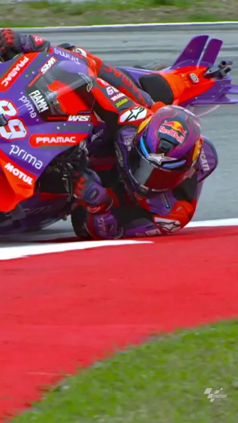 [Highlight] Jorge Martín drags his shoulder