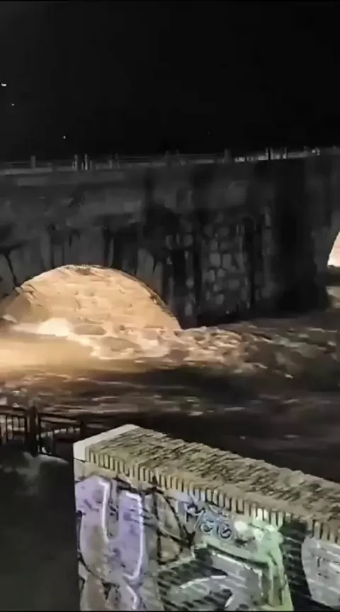1000 year old Roman bridge gets destroyed by flash flood in Talavera de la Reina, Spain