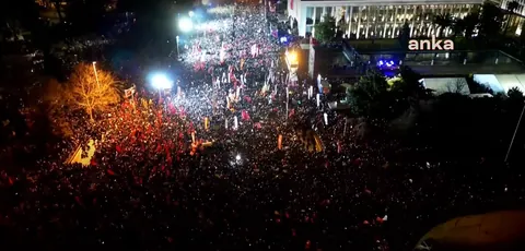 Tens of thousands of people gathered in Istanbul and across Türkiye to protest against Erdogan!