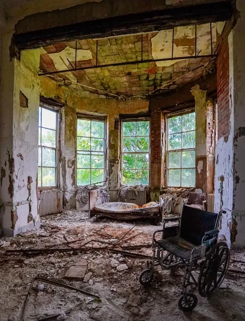 Very decayed asylum