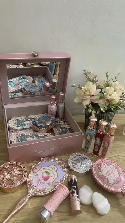 My flower knows collection 🥹🫶🏼 definitely the prettiest makeup out there