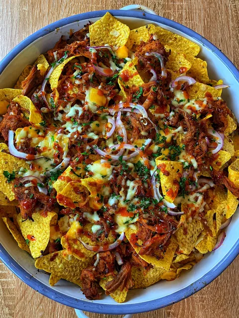 [homemade] pulled pork nachos
