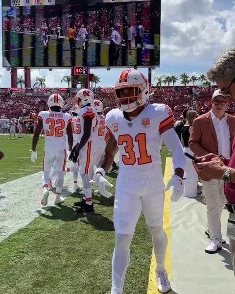 [Highlight] Buccaneers wearing the all white creamsicle throwback uniforms in Week 3