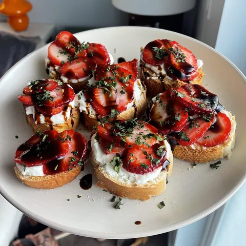 Strawberry ricotta bruschetta for lunch 🍓OC