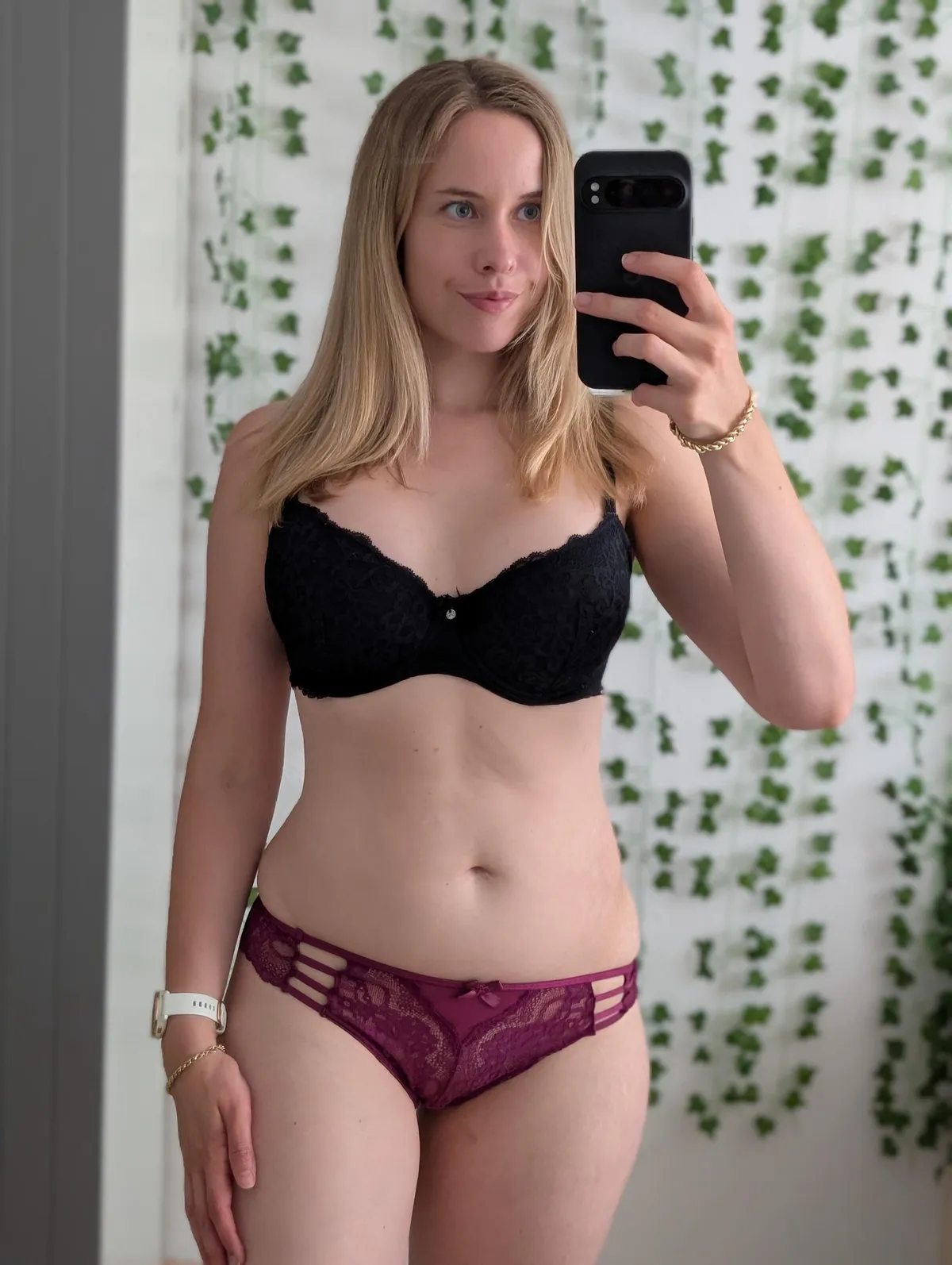 Time to show you a german girl in pretty lingerie [f]