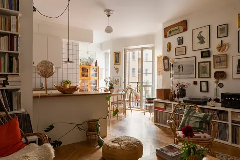 Open plan three-room apartment with a balcony in a 1920s building, Södermalm, Stockholm City Centre, Sweden [1920x1280]