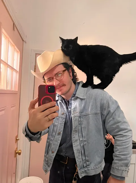 And to think someone tried to throw this guy away like trash. Happy Holidays from Hefty Fabuloso.