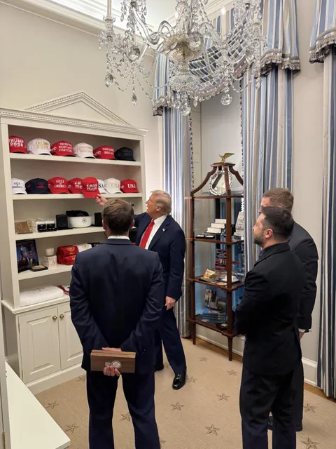 PsBattle: Trump in his gift shop with world leaders