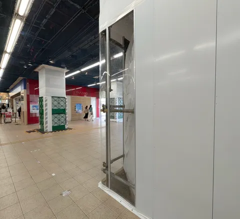 Japanese construction partitions have clear corners to prevent collisions in high traffic areas (Shinjuku station)