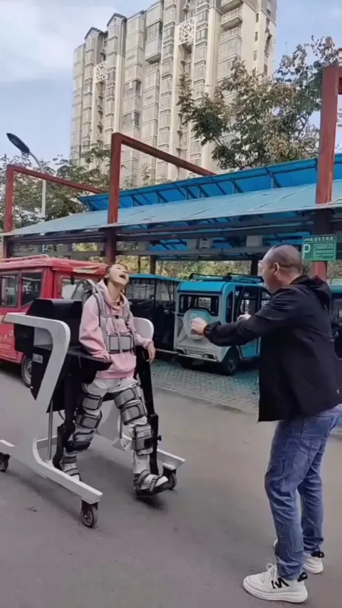 A father’s joy as his daughter feels the sensation of walking for the first time on a machine built by him