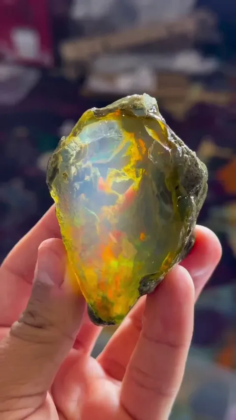 🔥This Ethiopian opal looks like a nebula in space